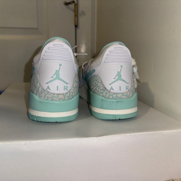 WMNS AIR JORDAN LEGACY 312 LOW - Picture 2 of 4